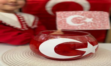 Sürmegöz, KORKMA! SÖNMEZ BU ŞAFAKLARDA YÜZEN AL SANCAK